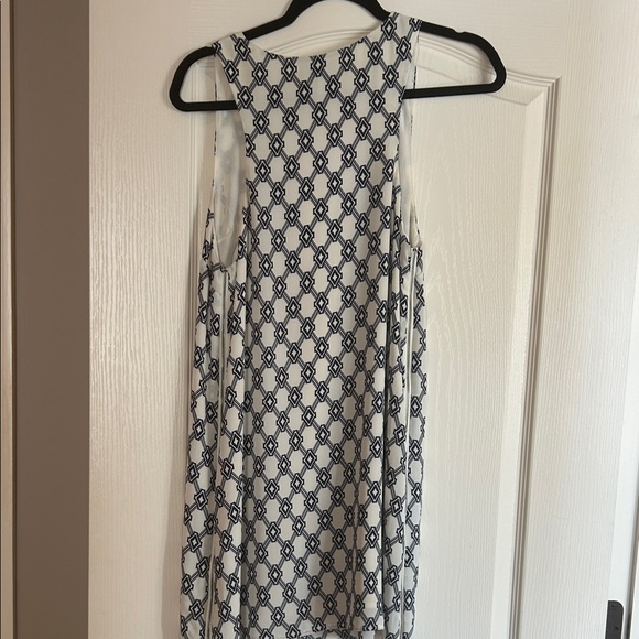 Elegant Black and White Patterned Dress - Picture 5 of 5